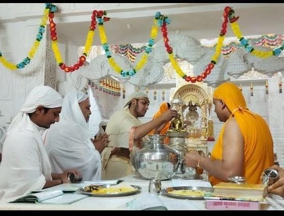 रामपुर मनिहारान में पूजा अर्चना करते जैन श्रद्धालु