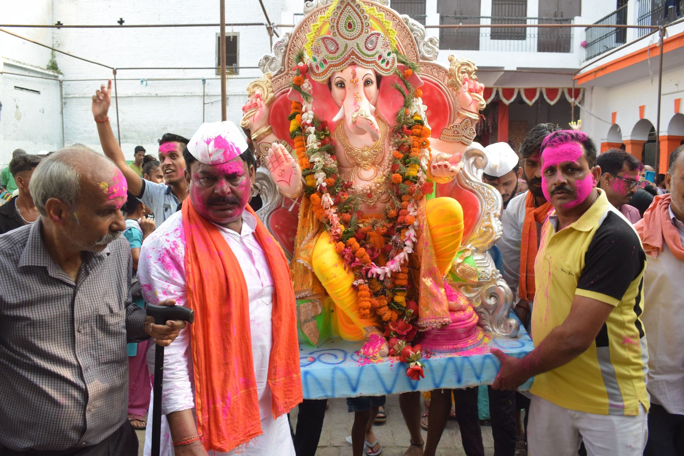 शाहजहांपुर के खिरनी बाग रामचरन धर्मशाला से श्रीगणेश की प्रतिमा को विसर्जन को ले जाते श्रद्धालु ? शाहजहांपुर के खिरनी बाग रामचरन धर्मशाला से श्रीगणेश की प्रतिमा को विसर्जन को ले जाते श्रद्धालु ?
