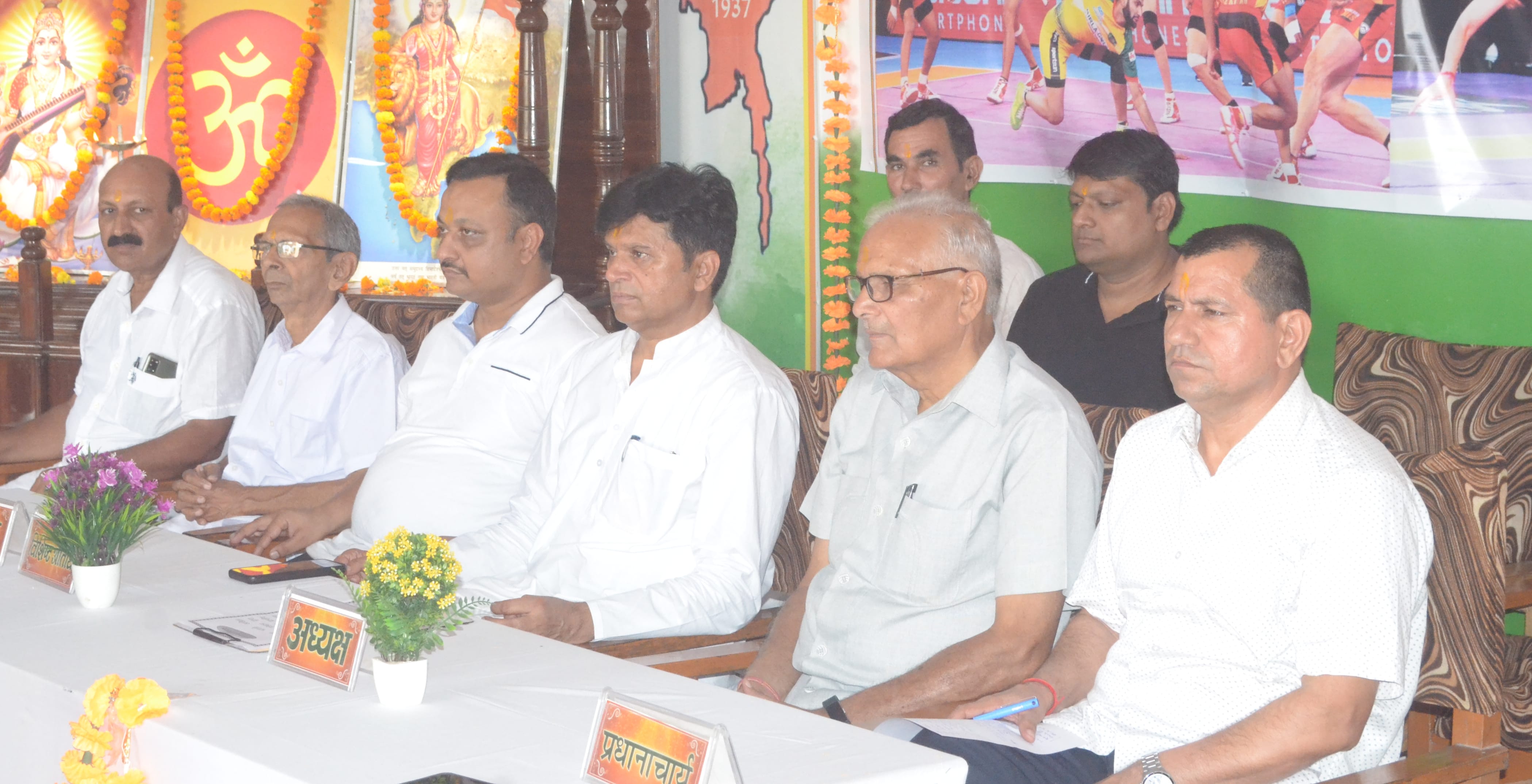 शामली के सरस्वती विद्या मंदिर इंटर कॉलेज में प्रांतीय कबड्डी प्रतियोगिता के शुभारंभ पर मंचासीन शामली के सरस्वती विद्या मंदिर इंटर कॉलेज में प्रांतीय कबड्डी प्रतियोगिता के शुभारंभ पर मंचासीन