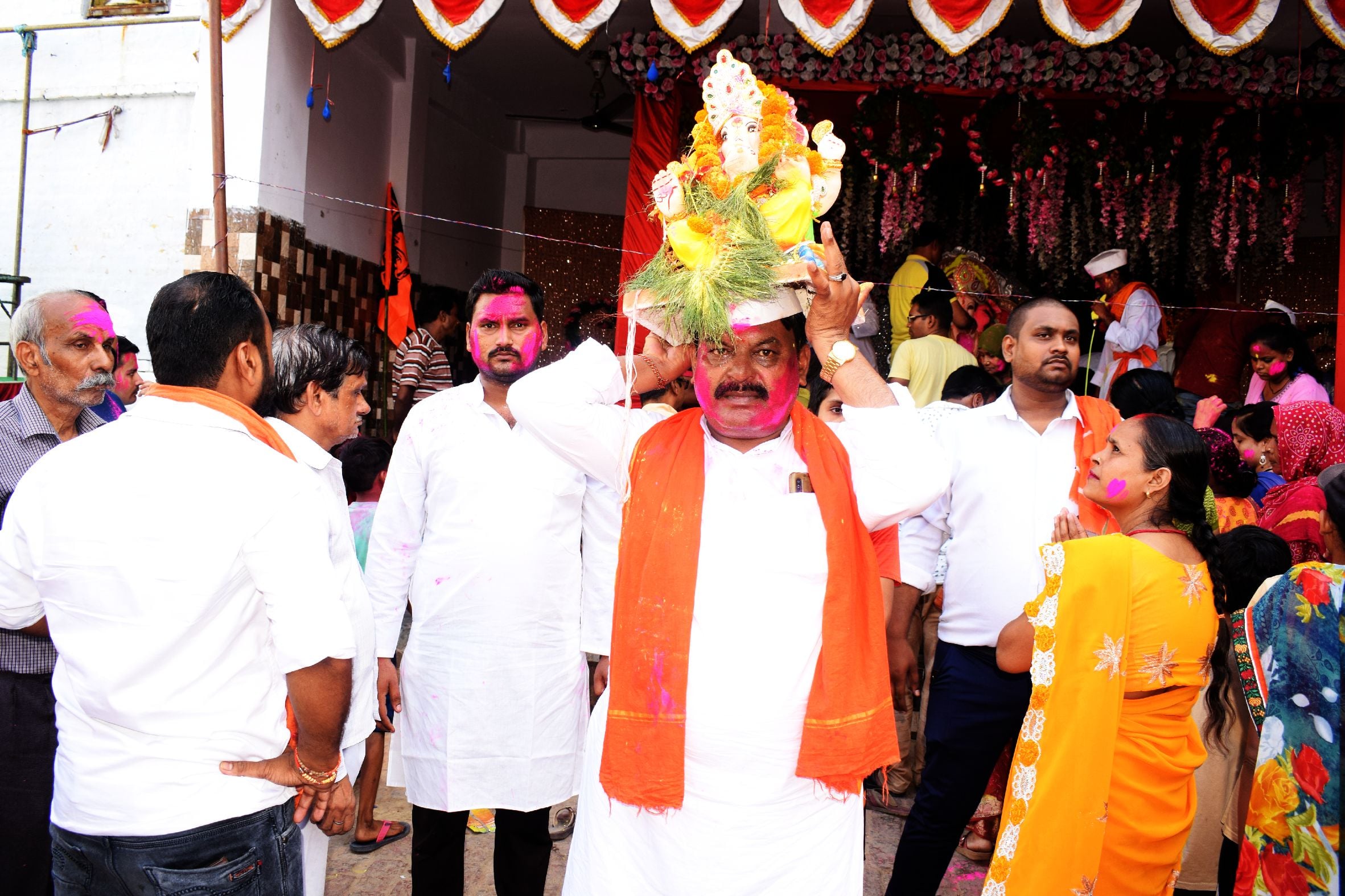 श्रीगणेश की विसर्जन यात्रा में गणेश की मूर्ति सिर रखकर ले जाते मराठा समाज के लोग । संवाद श्रीगणेश की विसर्जन यात्रा में गणेश की मूर्ति सिर रखकर ले जाते मराठा समाज के लोग । संवाद