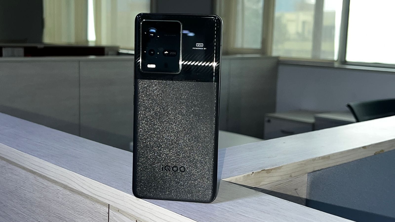 iQoo 9T 5G Review: क्या 50 हजार के सेगमेंट में यह एक बेस्ट स्मार्टफोन है?