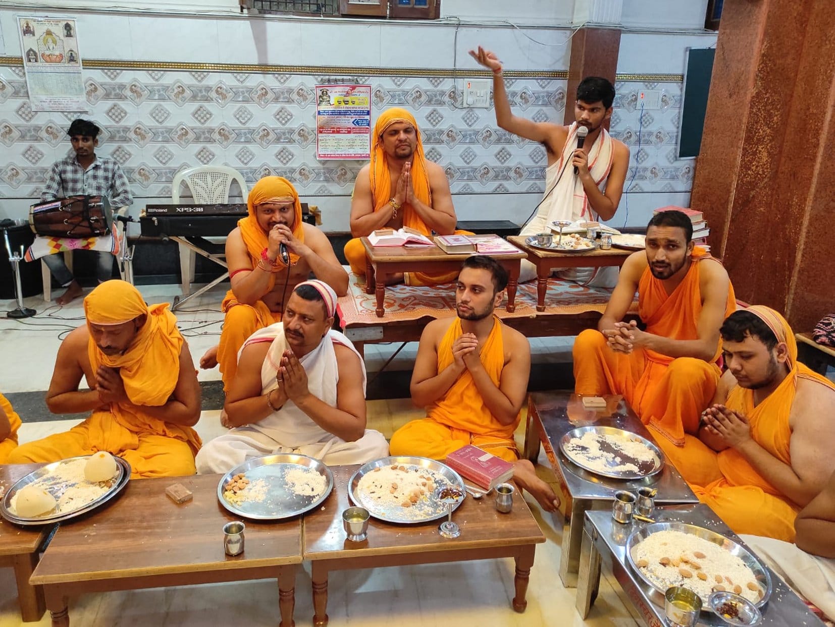 बागपत के दिगंबर जैन मंदिर में दशलक्षण पर्व के समापंन अवसर पर पूजा करते श्रद्घालु