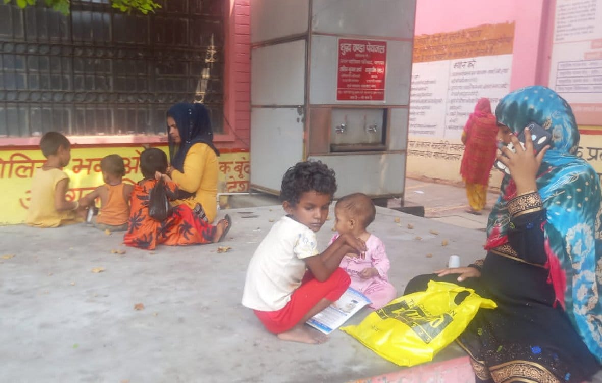बागपत सीएचसी में बैड न मिलने पर फर्श पर बच्चों को लेकर बैठे मरीज बागपत सीएचसी में बैड न मिलने पर फर्श पर बच्चों को लेकर बैठे मरीज