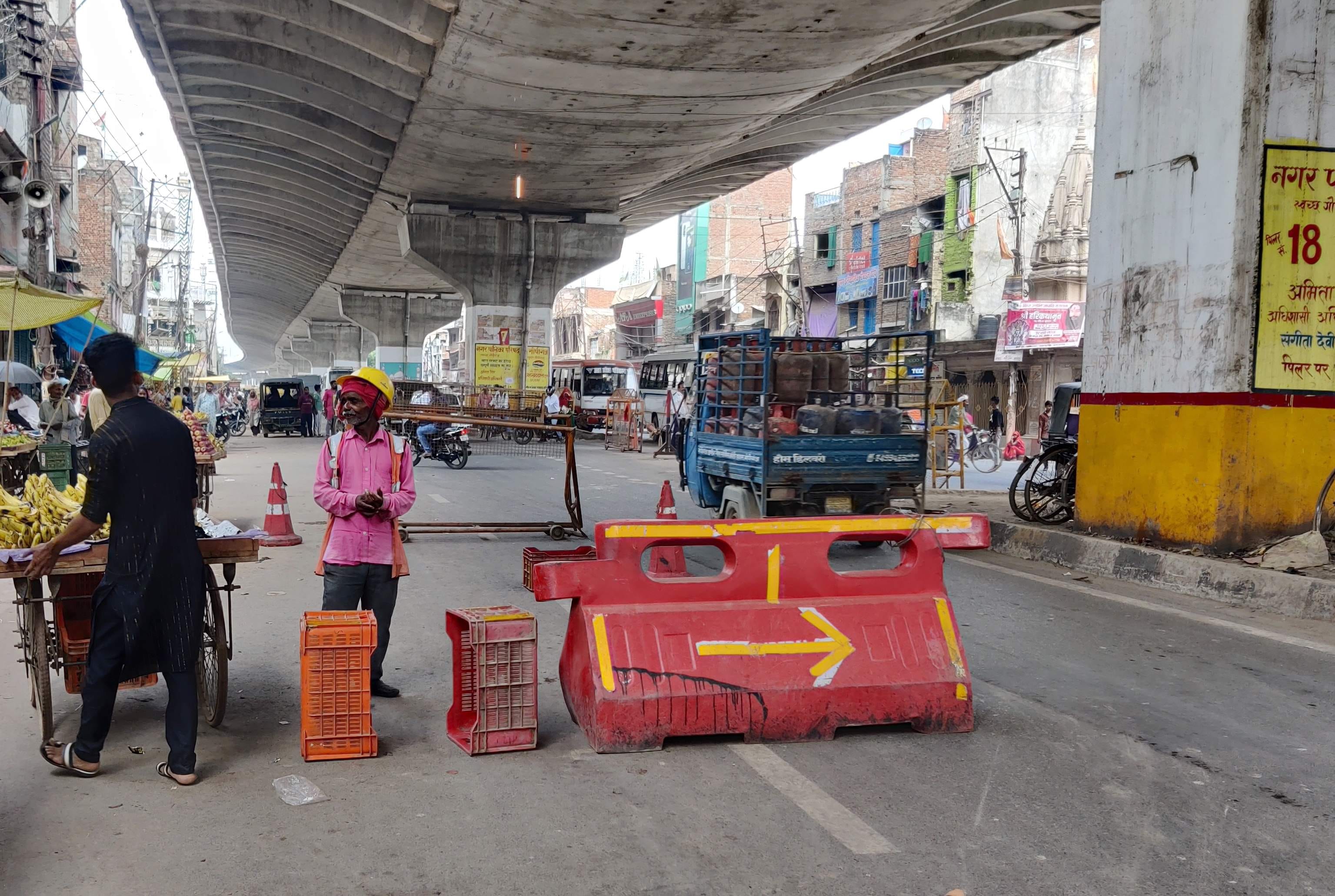गोपीगंज नगर में फ्लाईओवर के नीचे डिवाइडर लगाकर ऊपर जांच करते तकनीशियन। संवाद गोपीगंज नगर में फ्लाईओवर के नीचे डिवाइडर लगाकर ऊपर जांच करते तकनीशियन। संवाद