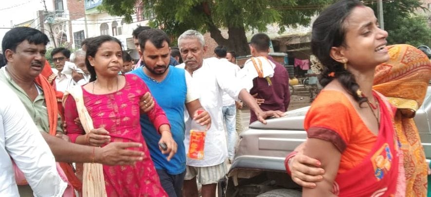 हादसे की खबर पर बिलखते परिजन। संवाद हादसे की खबर पर बिलखते परिजन। संवाद