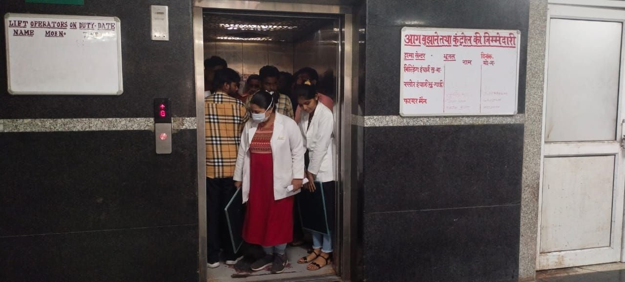 लिफ्ट से खुद जाता नर्सिंग स्टाफ और तीमारदार। संवाद
