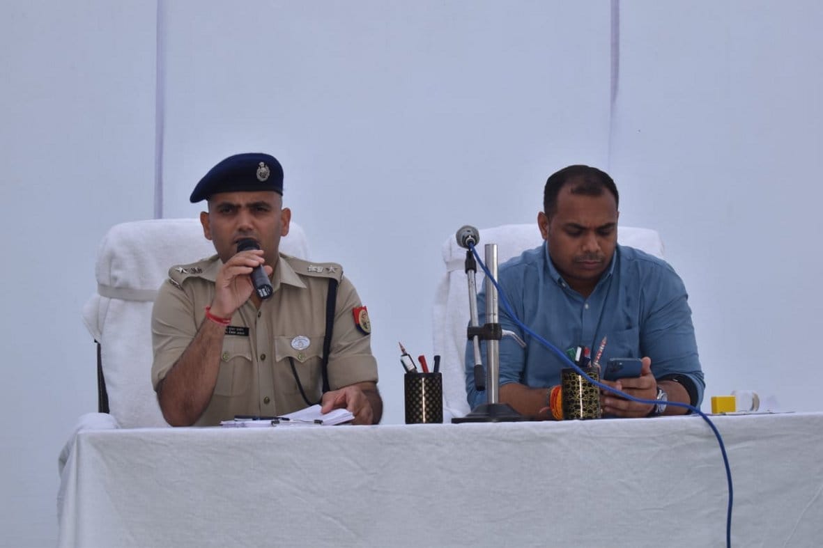मुख्यमंत्री के कार्यक्रम की तैयारियों को लेकर बागपत पुलिस लाइन में पुलिस अधिकारियों व पुलिसकर्?