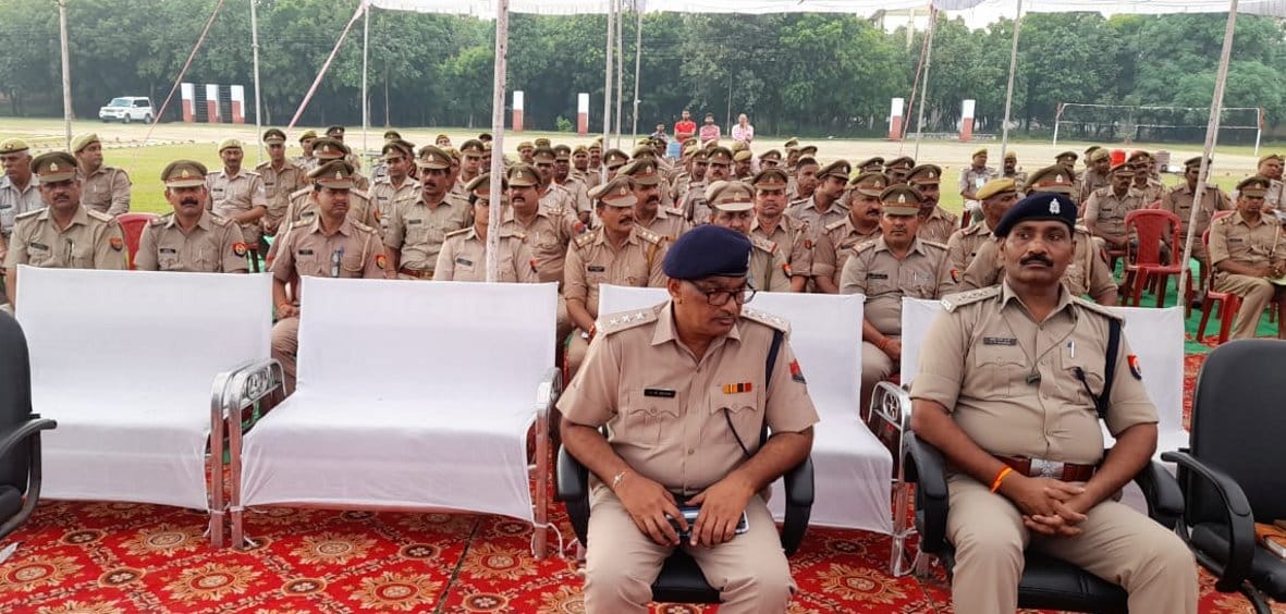 मुख्यमंत्री के कार्यक्रम की तैयारियों को लेकर पुलिस लाइन में आयोजित बैठक में भाग लेते पुलिस अधि?