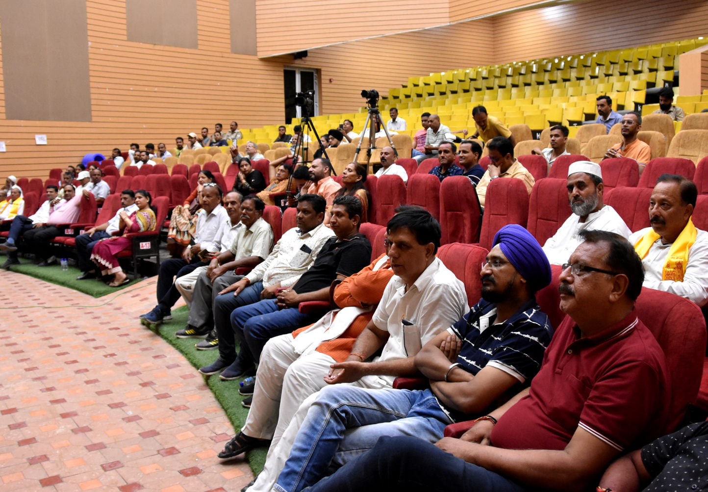 मेला गुघा के तहत जनमंच में आयोजित स्थानिये कवि सम्मेलन का आनंद लेते लोग मेला गुघा के तहत जनमंच में आयोजित स्थानिये कवि सम्मेलन का आनंद लेते लोग