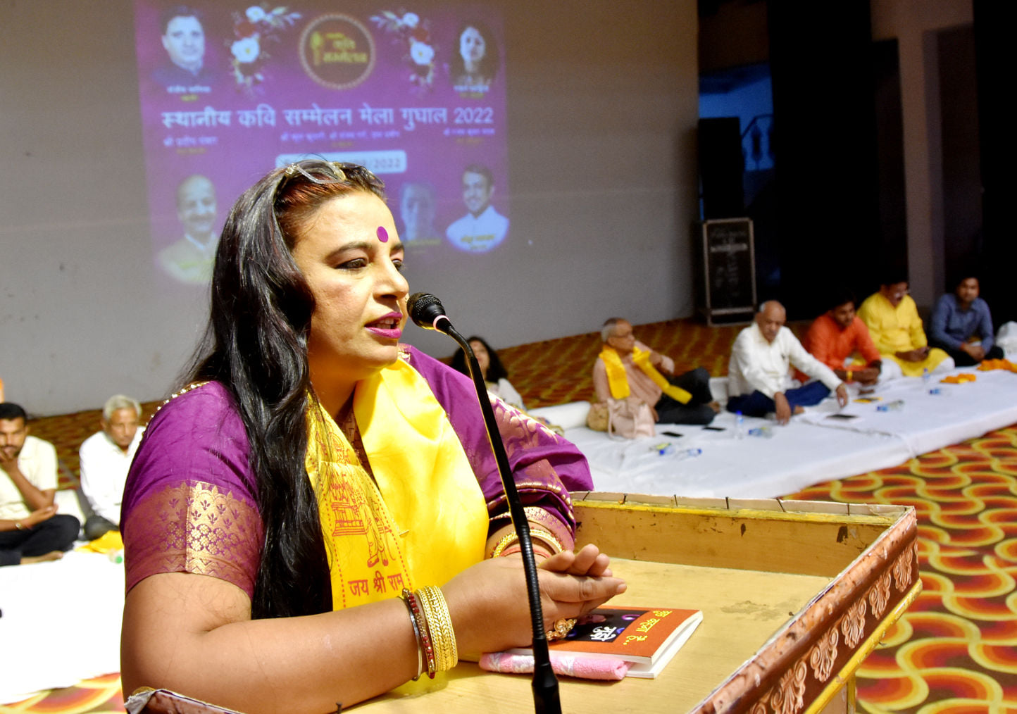 मेला गुघा के तहत जनमंच में आयोजित स्थानिये कवि सम्मेलन में कविता पाठ करती कवित्री मेला गुघा के तहत जनमंच में आयोजित स्थानिये कवि सम्मेलन में कविता पाठ करती कवित्री