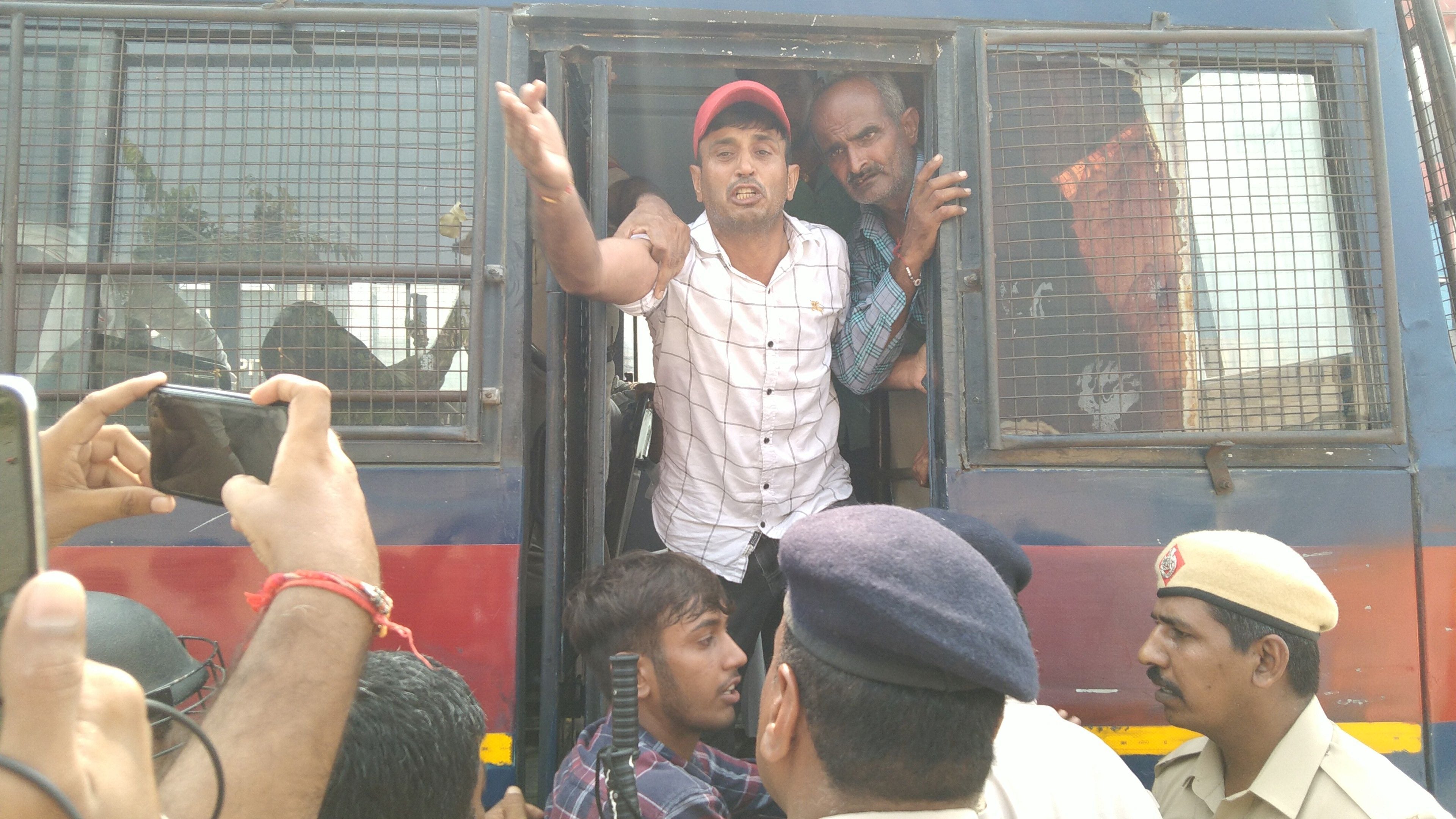 पुलिस द्वारा हिरासत में लेने के बाद मीडिया के समक्ष न्याय की गुहार लगाता विधायक का पूर्व चालक सुभ पुलिस द्वारा हिरासत में लेने के बाद मीडिया के समक्ष न्याय की गुहार लगाता विधायक का पूर्व चालक सुभ