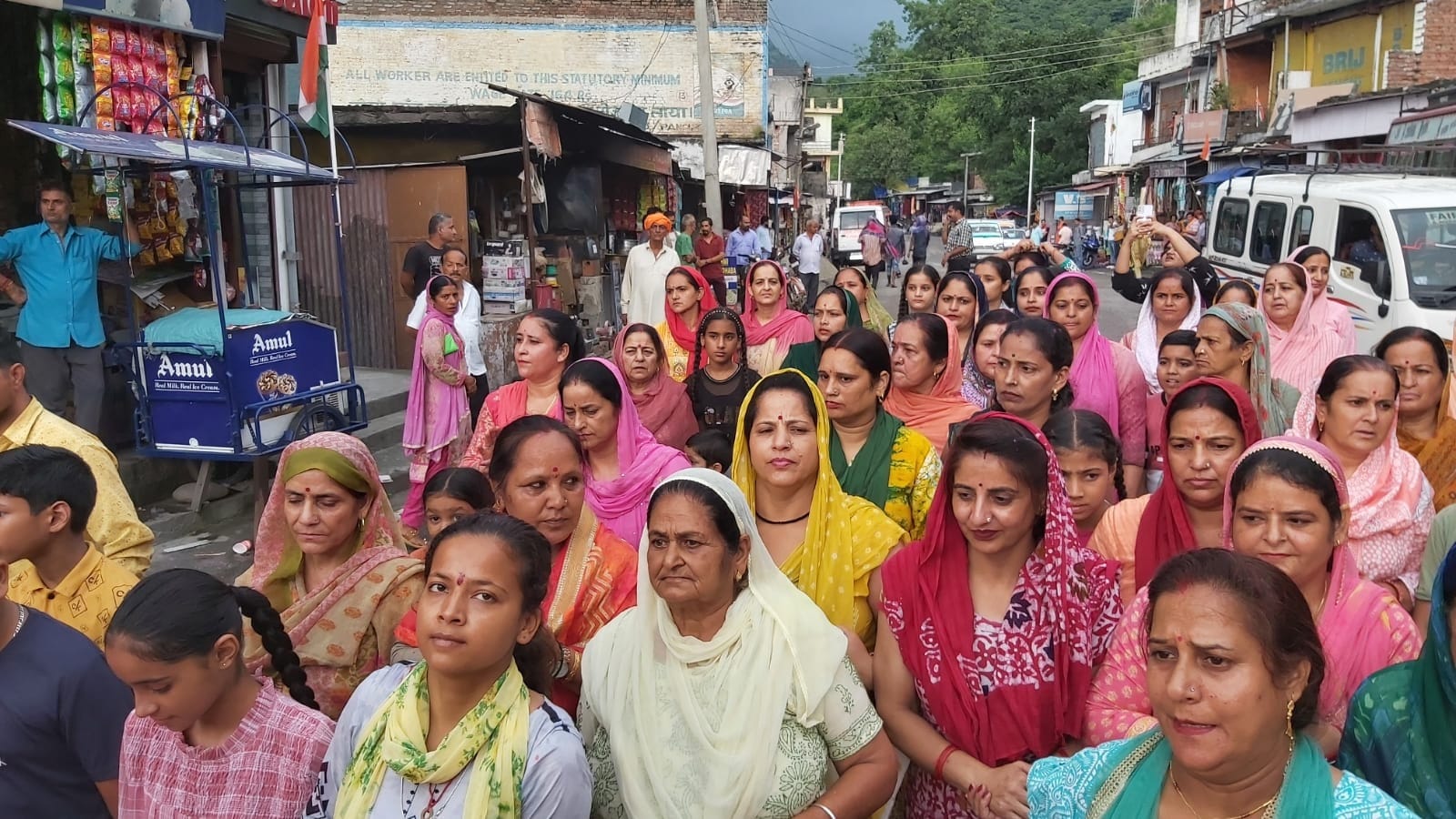 पौनी से गणेश प्रतिमा का विसर्जन करने कांसीपटटा जाते हुए महिलाएं व अन्य लोग। पौनी से गणेश प्रतिमा का विसर्जन करने कांसीपटटा जाते हुए महिलाएं व अन्य लोग।