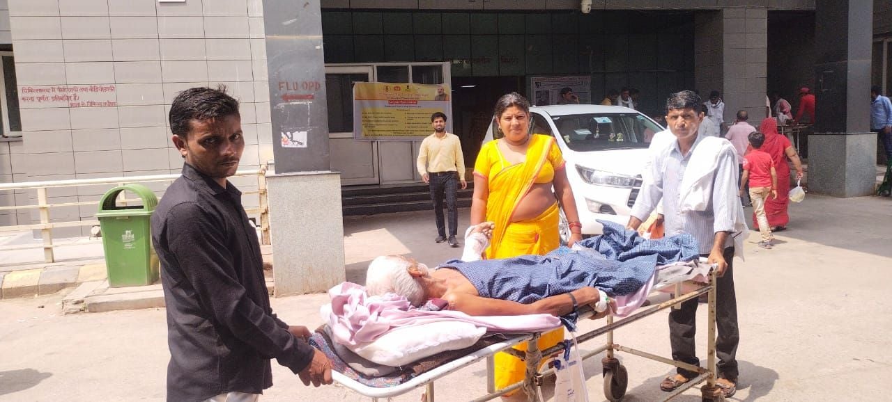 स्ट्रेचर से बुजुर्ग को जनरल वार्ड ले जाते परिजन। संवाद