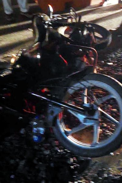   दुर्घटना में क्षतिग्रस्त बाइक।  संवाद