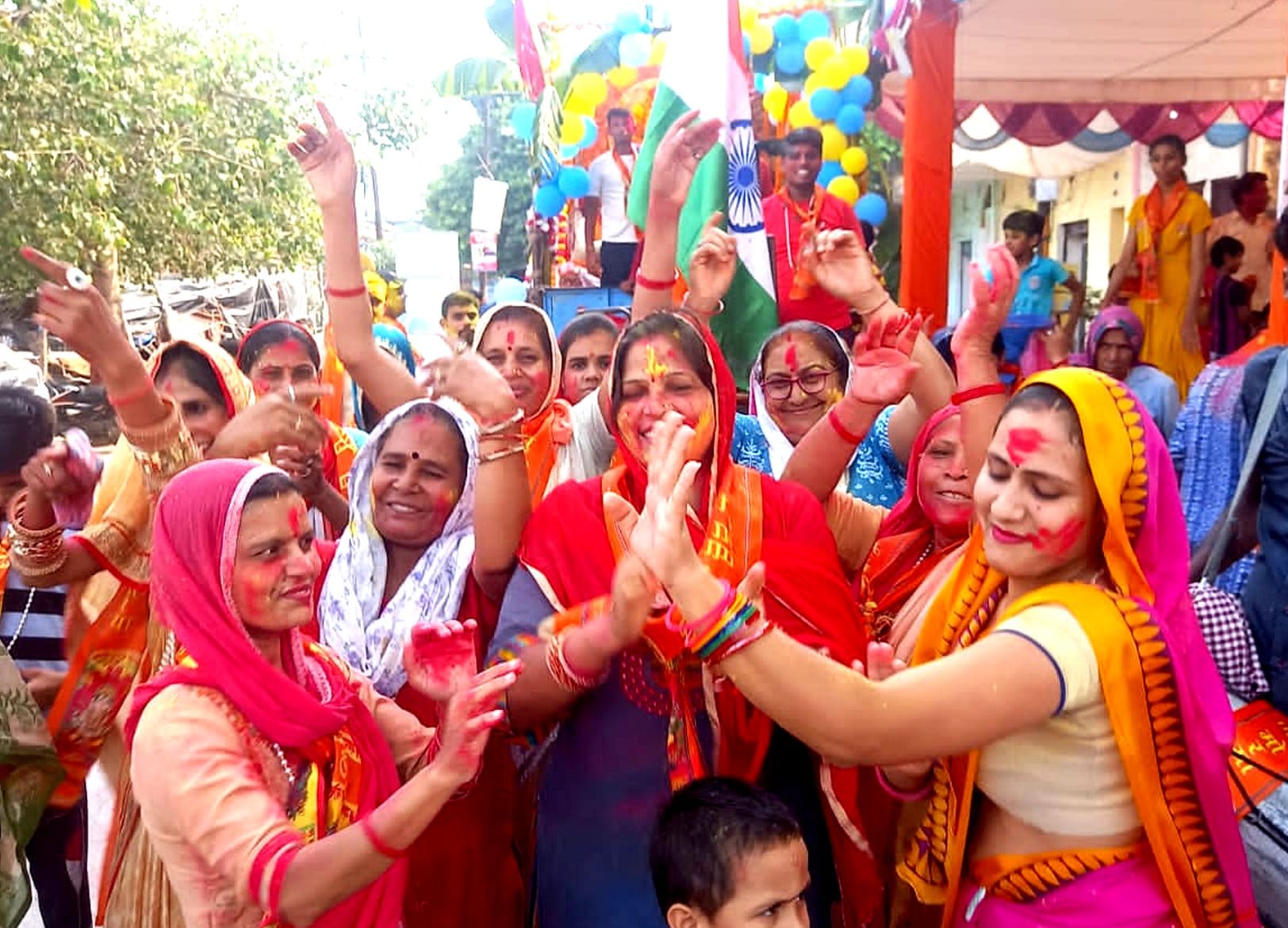 देवा ओ देवा गणपति देवा,,,बागपत में गणेश मूर्ति विसर्जन के दौरान होली खेलते हुए ढोल की थाप पर महिलाओ