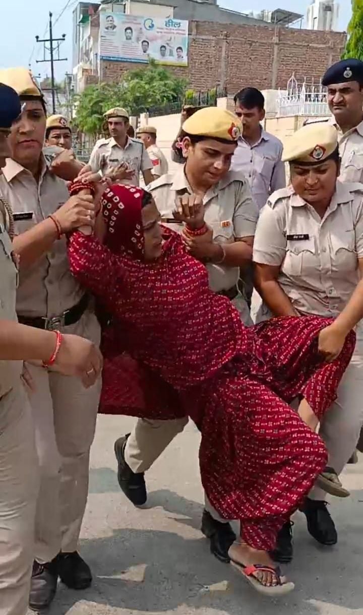 विधायक आवास के बाहर धरने से चालक सुभाष की पत्नी सुनीता को उठाकर ले जाती महिला पुलिसकर्मी। विधायक आवास के बाहर धरने से चालक सुभाष की पत्नी सुनीता को उठाकर ले जाती महिला पुलिसकर्मी।