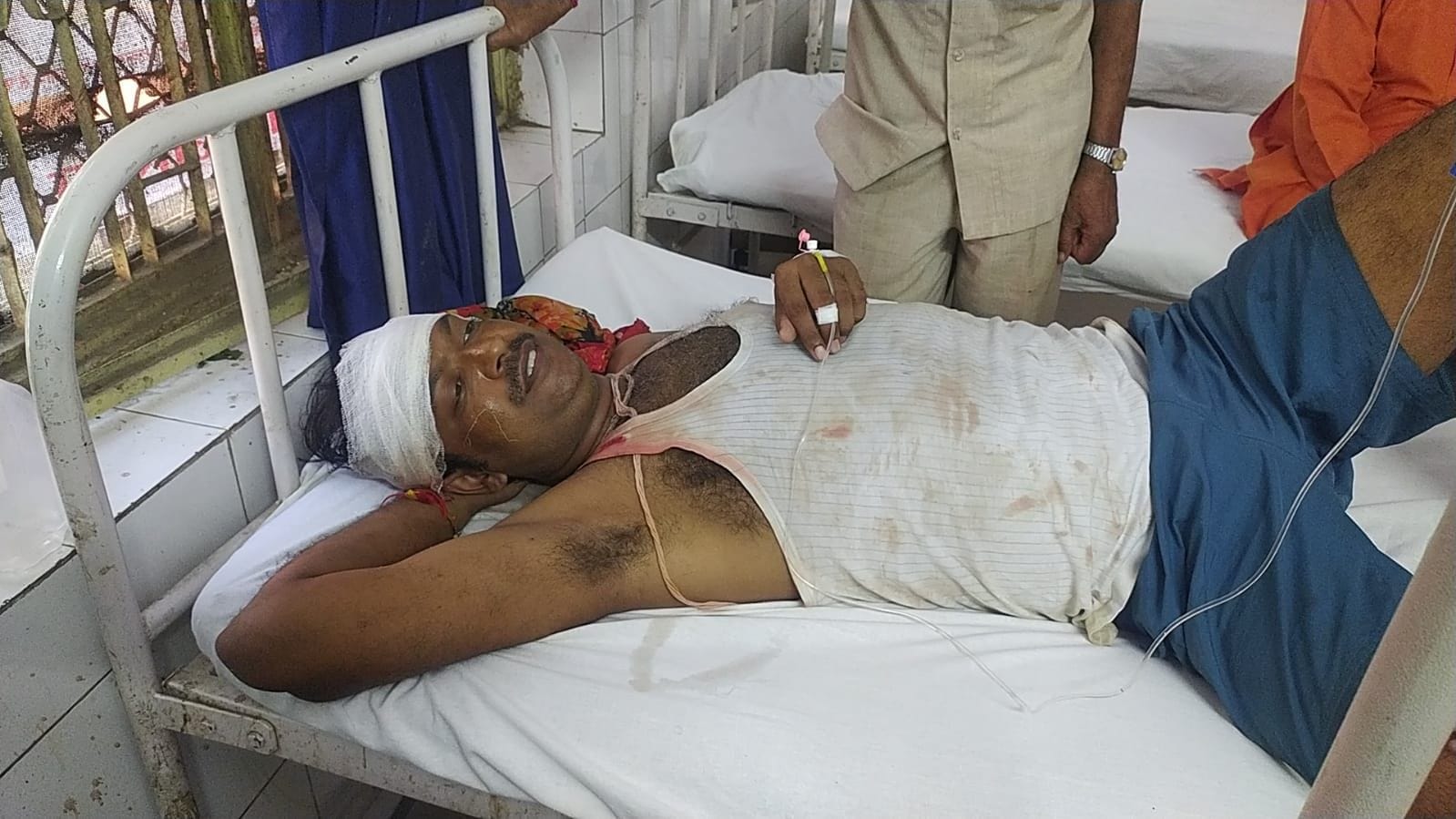 अस्पताल में भर्ती बंदरों के हमले से घायल प्रफुल्ल। संवाद