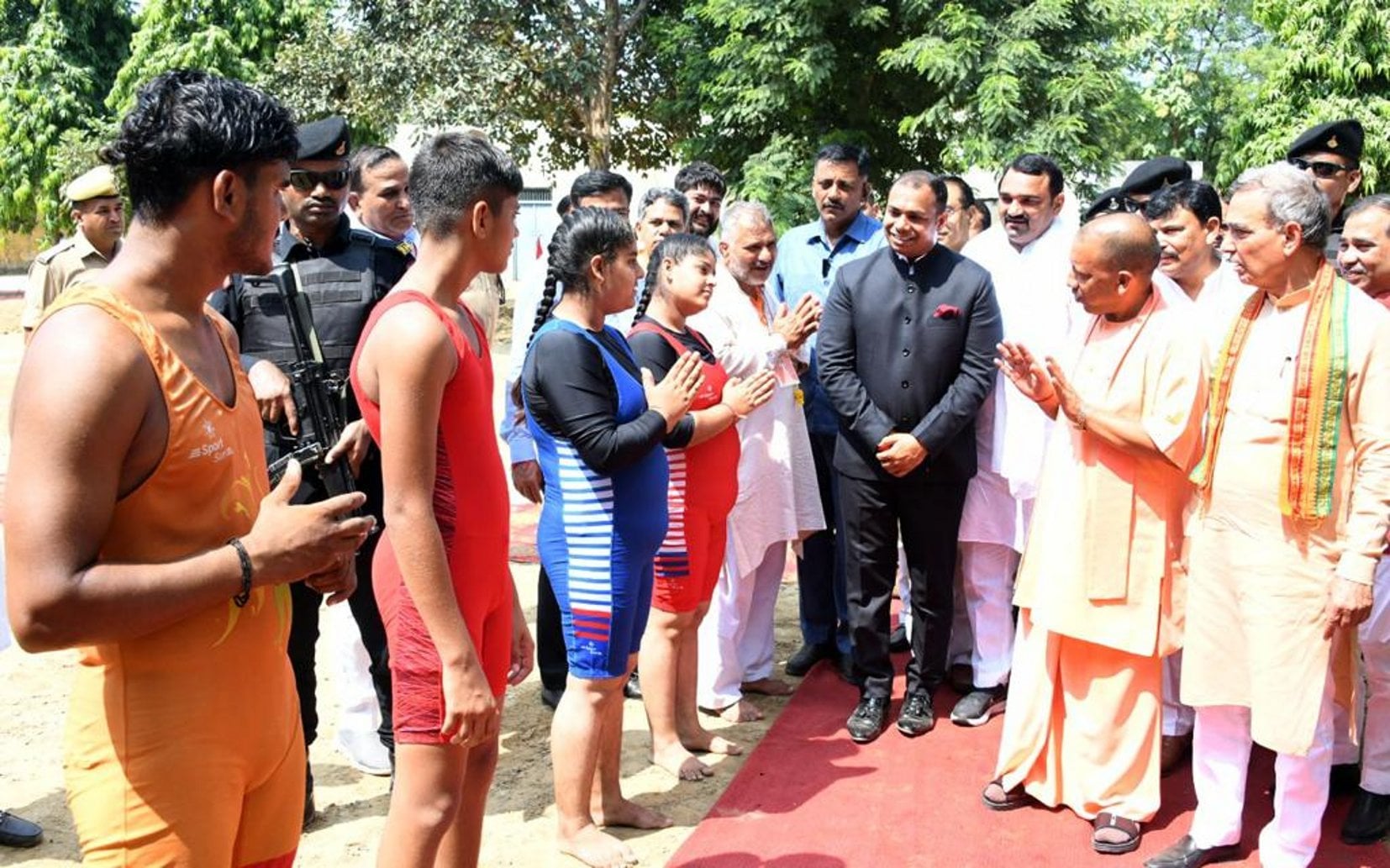 बागपत के मवीकलां गांव स्थित किसान इंटर कॉलेज में खिलाड़ियों से वार्ता करते मुख्यमंत्री योगी आदि बागपत के मवीकलां गांव स्थित किसान इंटर कॉलेज में खिलाड़ियों से वार्ता करते मुख्यमंत्री योगी आदि