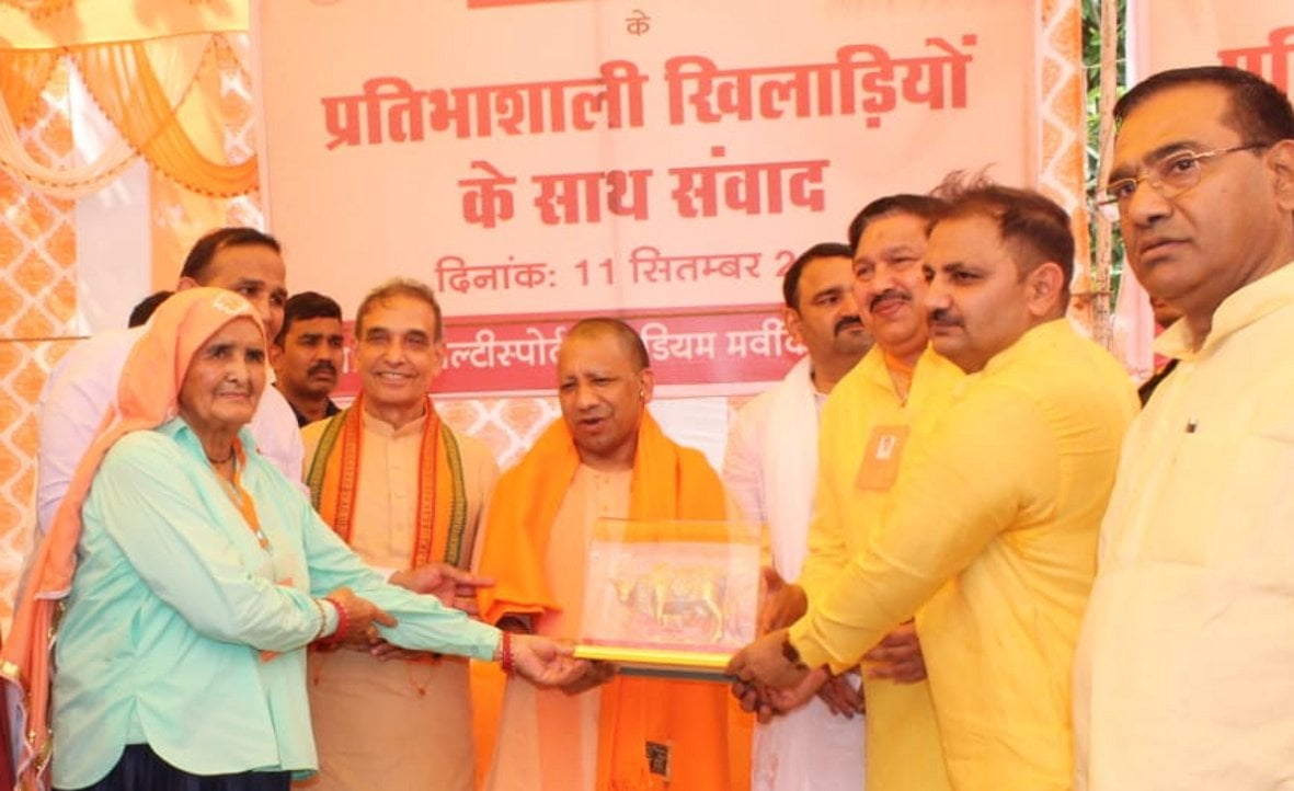 बागपत मवीकलां गांव स्थित किसान इंटर कालेज में मुख्यमंत्री योगी आदित्यनाथ का स्वागत करते भाजपा न बागपत मवीकलां गांव स्थित किसान इंटर कालेज में मुख्यमंत्री योगी आदित्यनाथ का स्वागत करते भाजपा न