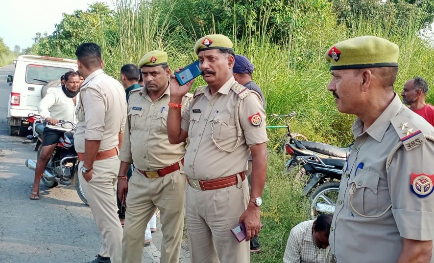 बिजनौर - भागूवाला क्षेत्र में नहर से मिली प्रोपर्टी डीलर की कार को निकलवाते थानाध्यक्ष।
