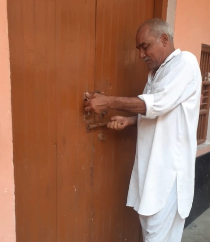 बंद कमरे को खोलता आदमी बंद कमरे को खोलता आदमी