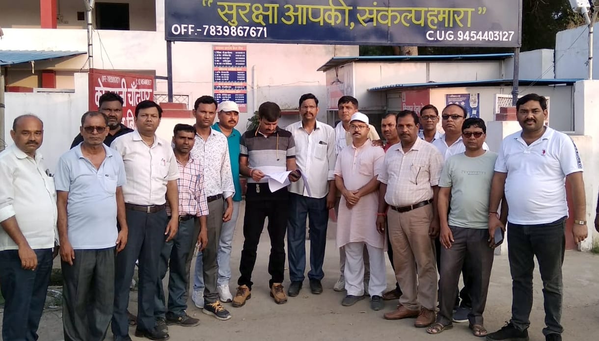 चांदपुर में करंट लगने से अध्यापक की मौत के बाद थाने पर एकत्र शिक्षक। चांदपुर में करंट लगने से अध्यापक की मौत के बाद थाने पर एकत्र शिक्षक।