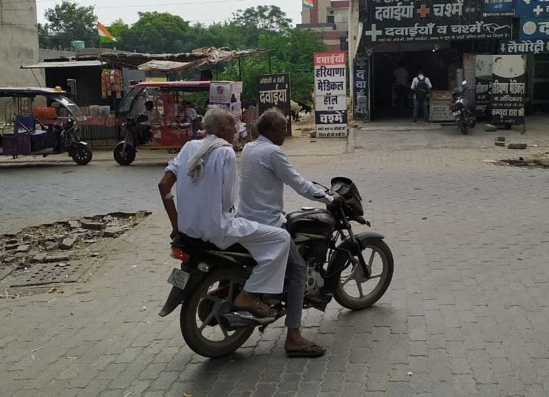 फतेहाबाद में बिना हेल्मेट मोटरसाइकिल सवार। फतेहाबाद में बिना हेल्मेट मोटरसाइकिल सवार।