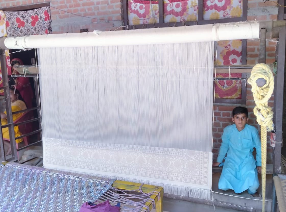 गांव पहाड़गंज में कालीन बनाता बुनकर। संवाद