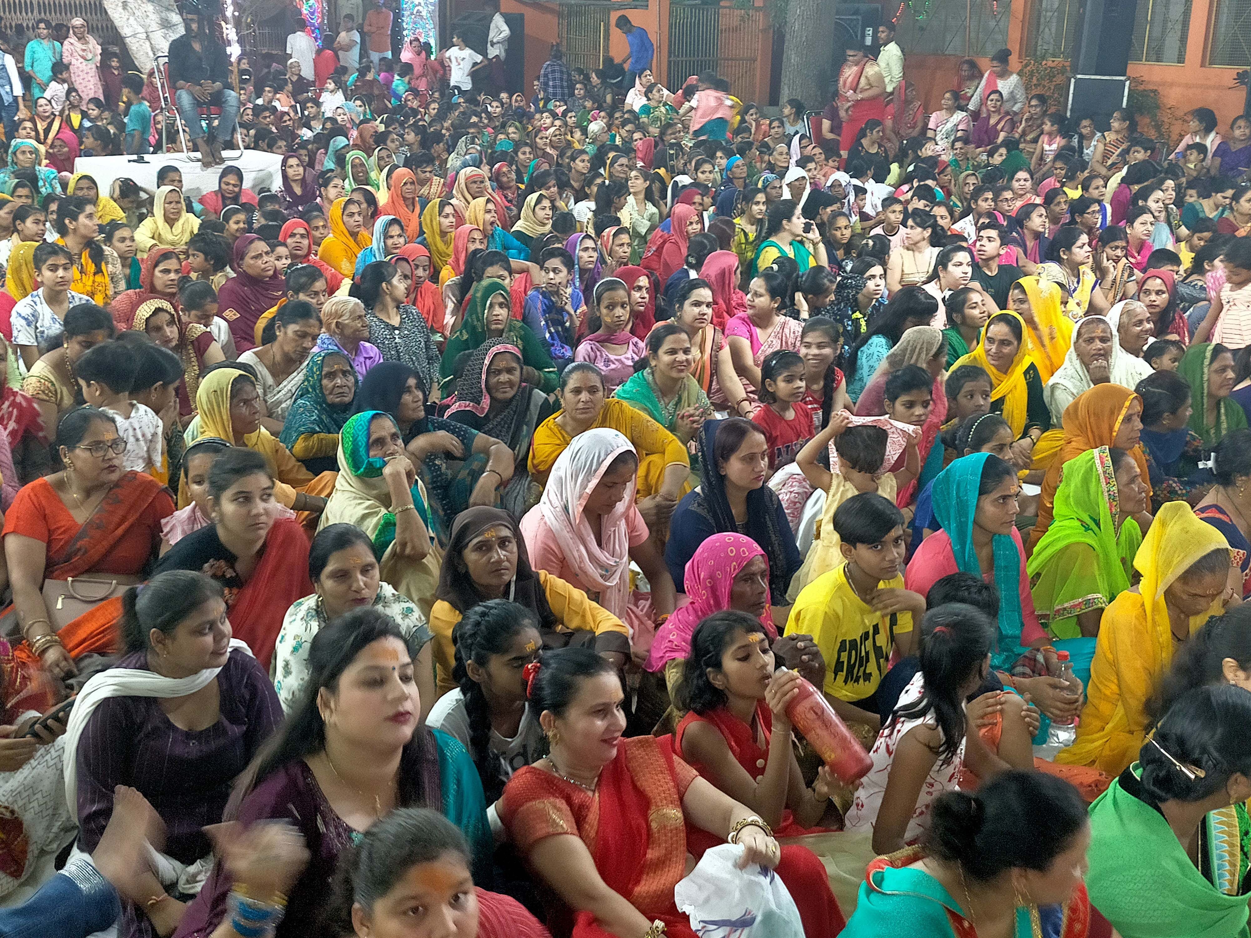 कैराना में राधा अष्टमी महोत्सव पर भजन संध्या में श्रद्धालु। कैराना में राधा अष्टमी महोत्सव पर भजन संध्या में श्रद्धालु।
