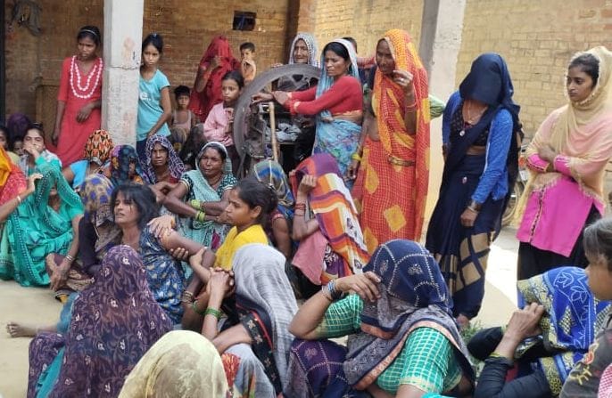 किशोर की मौत पर रोते-बिलखते परिजन। संवाद किशोर की मौत पर रोते-बिलखते परिजन। संवाद