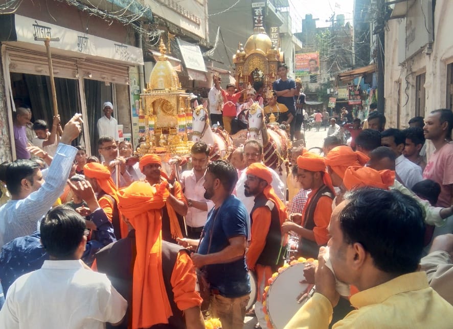 नजीबाबाद में श्रीजी की शोभायात्रा में शामिल श्रद्घालु। नजीबाबाद में श्रीजी की शोभायात्रा में शामिल श्रद्घालु।