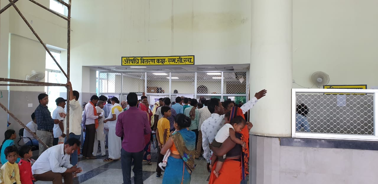 औषधि वितरण कक्ष के बाहर लगी भीड़ औषधि वितरण कक्ष के बाहर लगी भीड़