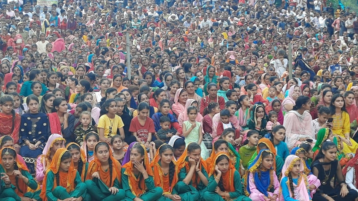 सुरजनधार में नाग देवता स्थान पर लगाए गए मेले में सांस्कृतिक कार्यक्रमों को देखने उमड़ी लोगों की ?