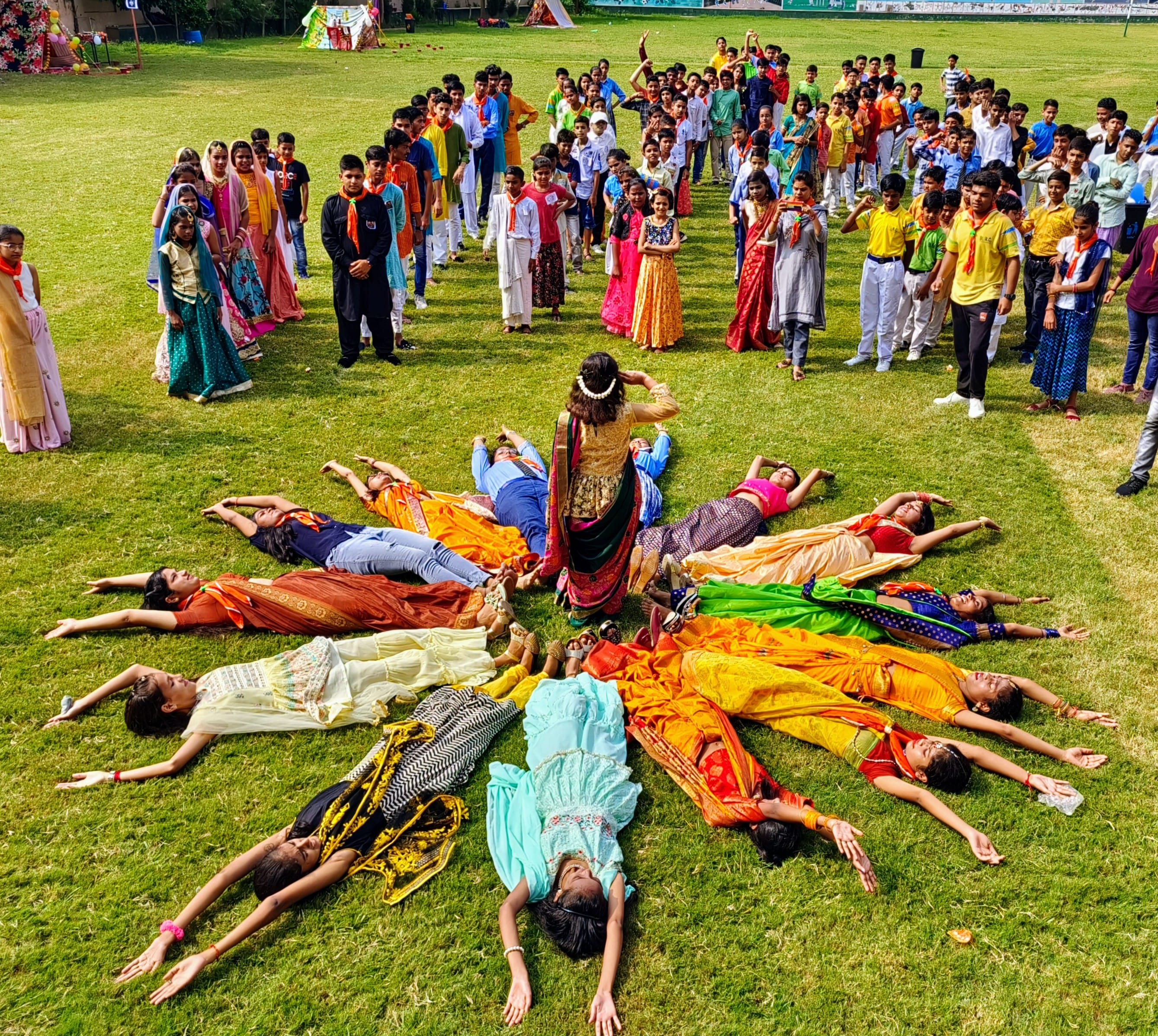 शामली में सेंटआरसी स्कूल में स्काउट गाइड शिविर के समापन पर कार्यक्रम प्रस्तुत करती छात्राएं। शामली में सेंटआरसी स्कूल में स्काउट गाइड शिविर के समापन पर कार्यक्रम प्रस्तुत करती छात्राएं।