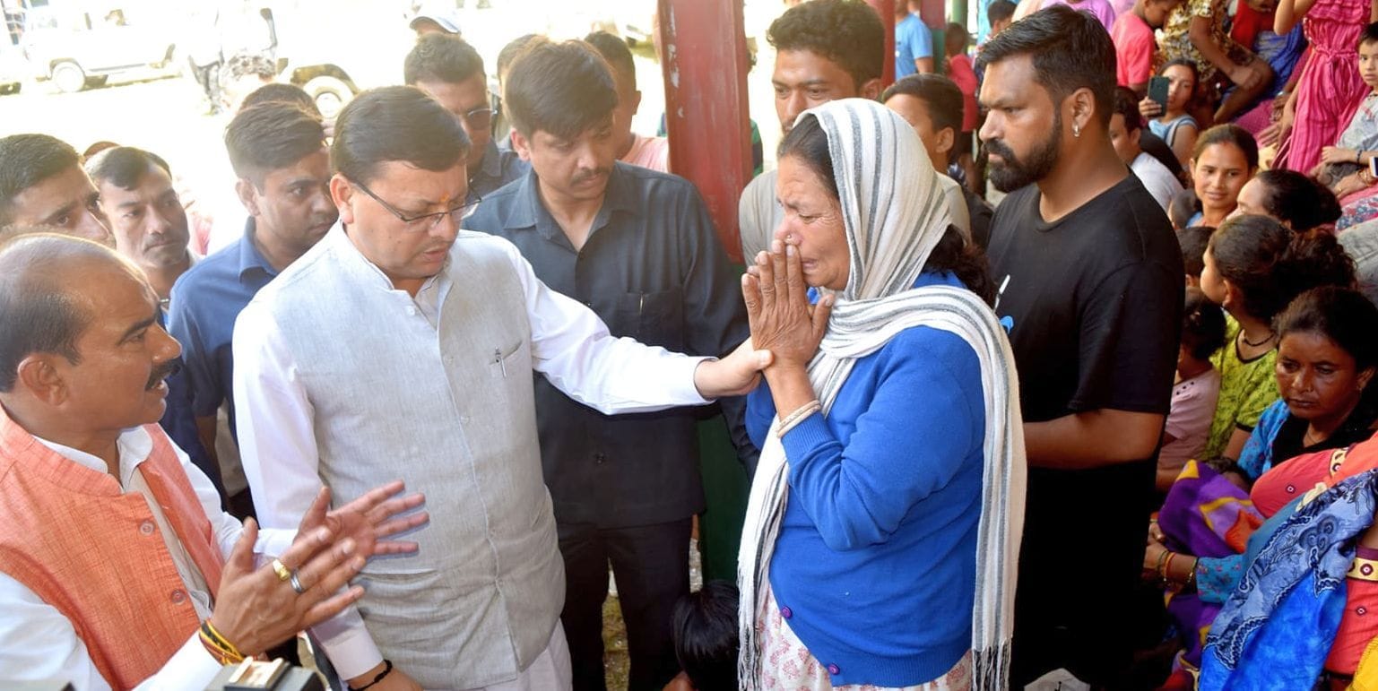 धारचूला में समस्या सुनने के दौरान भावुक हो गई आपदा पीड़ित महिला को सांत्वना देते सीएम पुष्कर सिं?