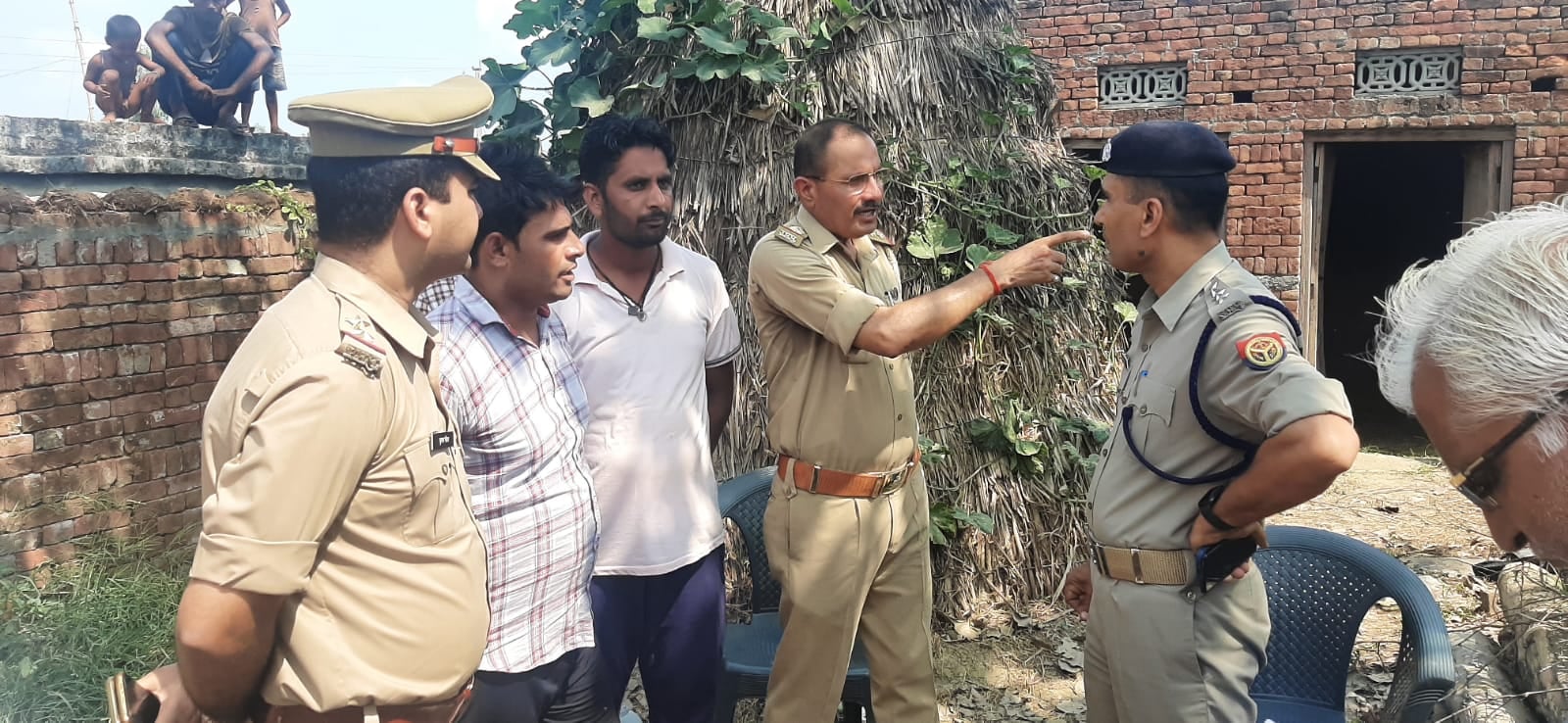 बोडपुर में मौके पर जांच करते सीओ और कोतवाली प्रभारी बोडपुर में मौके पर जांच करते सीओ और कोतवाली प्रभारी