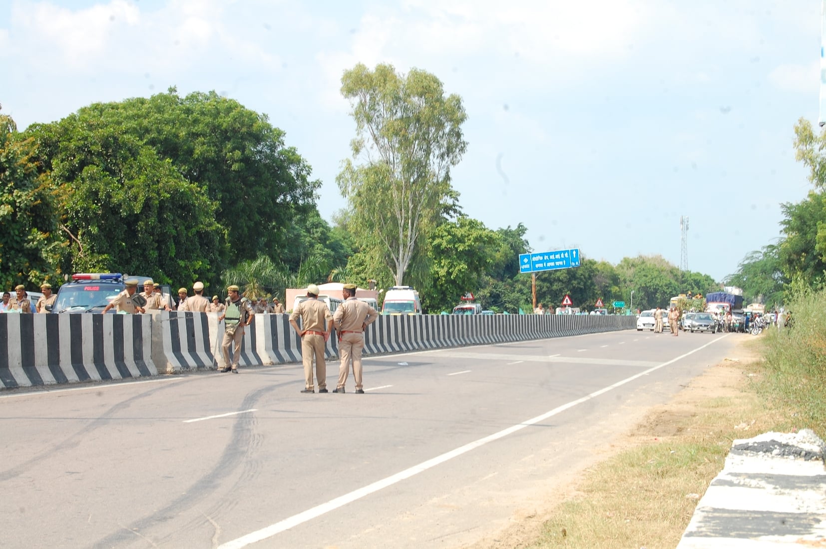 बागपत कलक्ट्रेट में मुख्यमंत्री के आगमन के दौरान दिल्ली-यमनौत्री हाईवे पर रोके गए वाहन व तैनात प? बागपत कलक्ट्रेट में मुख्यमंत्री के आगमन के दौरान दिल्ली-यमनौत्री हाईवे पर रोके गए वाहन व तैनात प?
