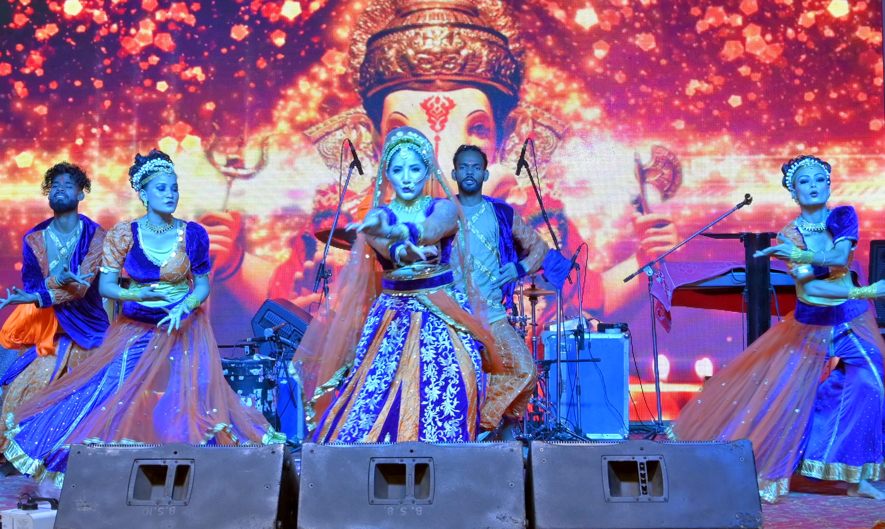 बिजनौर में इंदिरा बाल भवन में डांस करते कलाकार।
