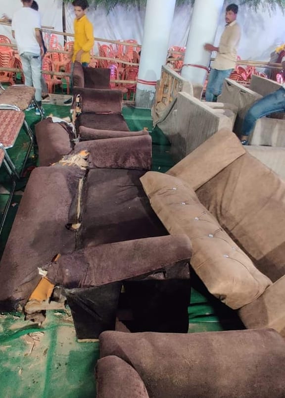 बिजनौर में इंदिरा बाल भवन में म्युजिकल नाइट में भीड़ द्वारा की गई तोडफोड़।