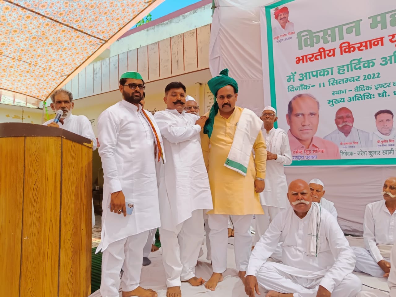 चौ धर्मेंद्र मलिक को पगड़ी पहनाते जिलाध्यक्ष नरेश स्वामी