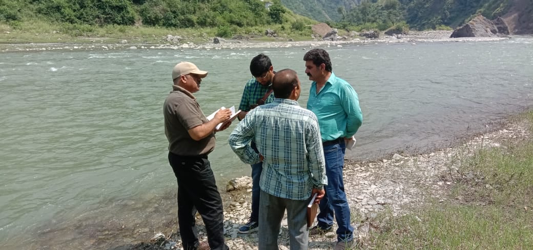 गिरि उठाऊ पेयजल योजना स्थल का निरीक्षण करते जलशक्ति विभाग के अधिकारी, कर्मचारी व अन्य। संवाद गिरि उठाऊ पेयजल योजना स्थल का निरीक्षण करते जलशक्ति विभाग के अधिकारी, कर्मचारी व अन्य। संवाद