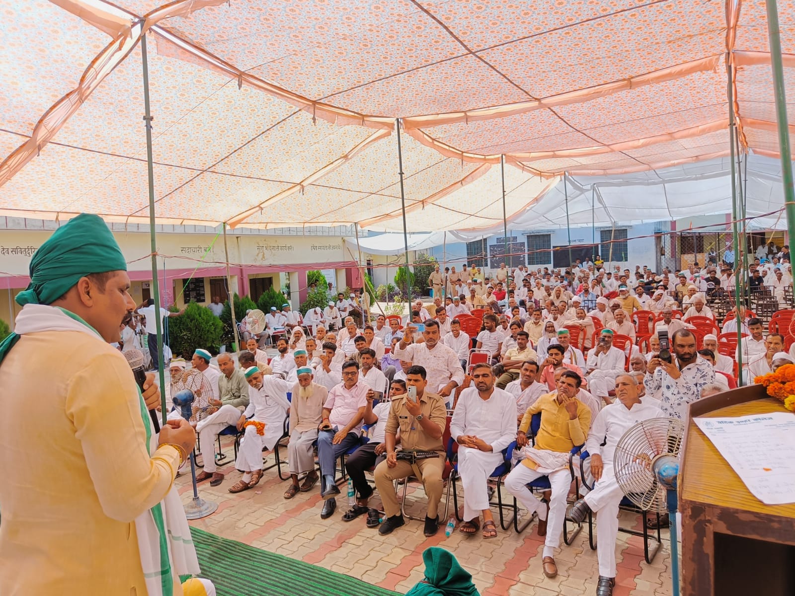 किसान महापंचायत को संबोधित करते भाकियू अराजनैतिक के राष्ट्रीय प्रवक्ता धर्मेंद्र चौधरी