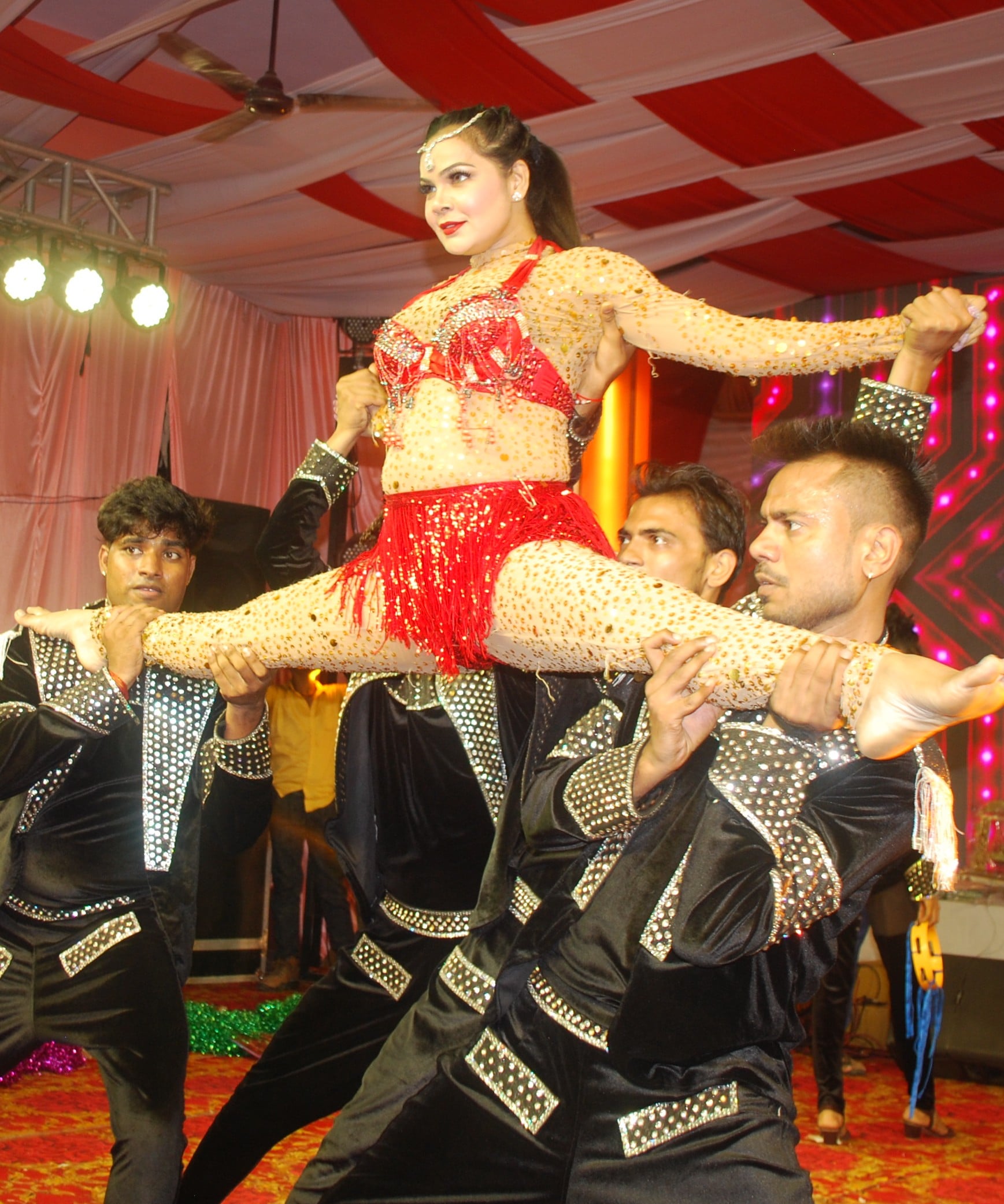 लाफ्टर शो में प्रस्तुति देती कलाकार। संवाद लाफ्टर शो में प्रस्तुति देती कलाकार। संवाद