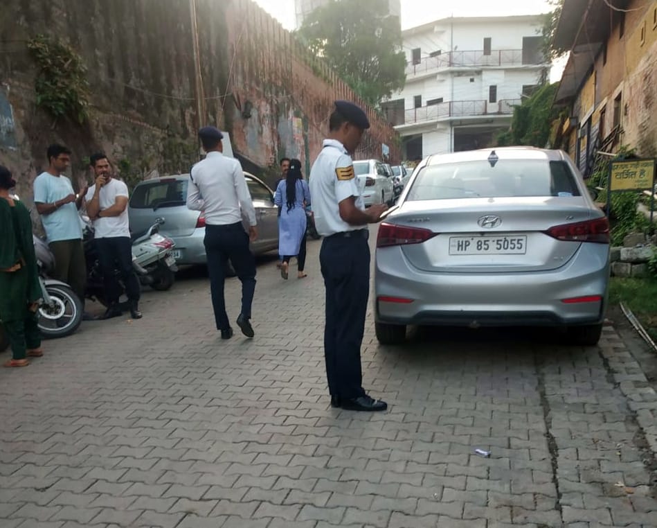 महलात की घाटी नाहन में अवैध पार्किंग के चालान काटती यातायात पुलिस। संवाद महलात की घाटी नाहन में अवैध पार्किंग के चालान काटती यातायात पुलिस। संवाद