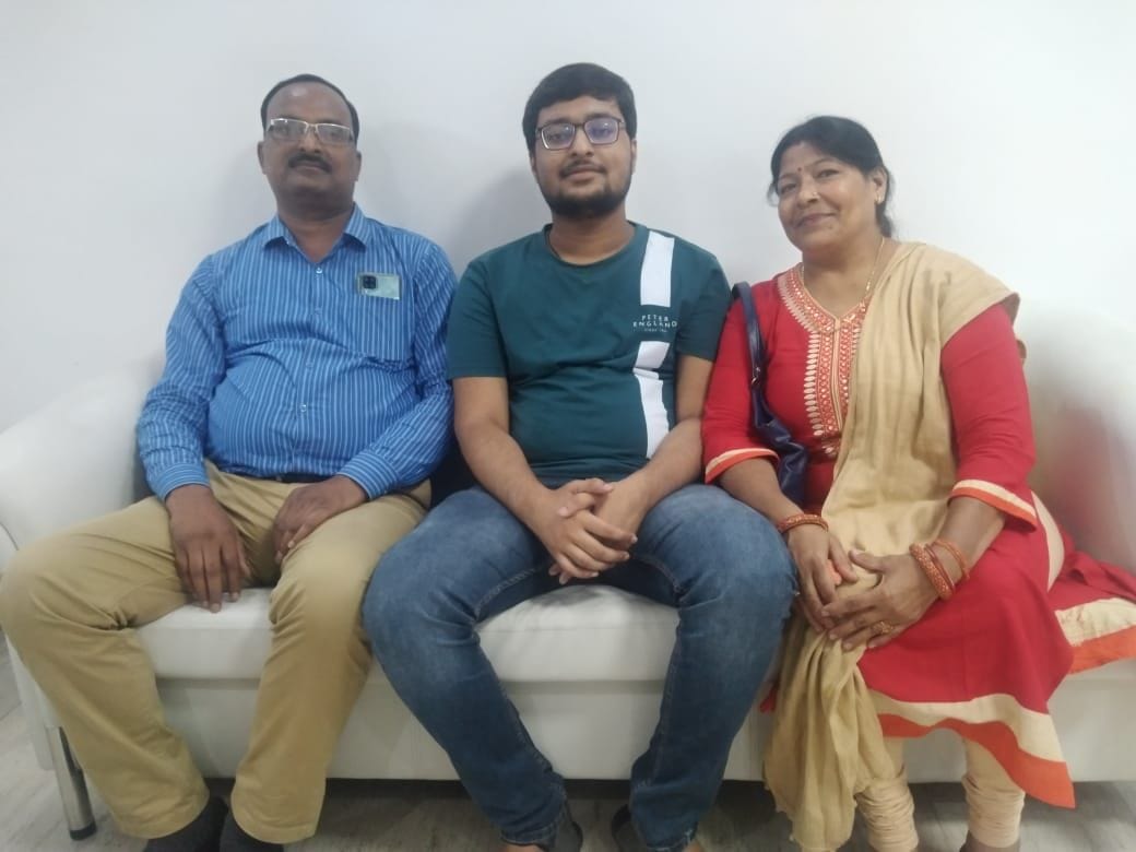 माता पिता के साथ कनिष्क शर्मा। माता पिता के साथ कनिष्क शर्मा।
