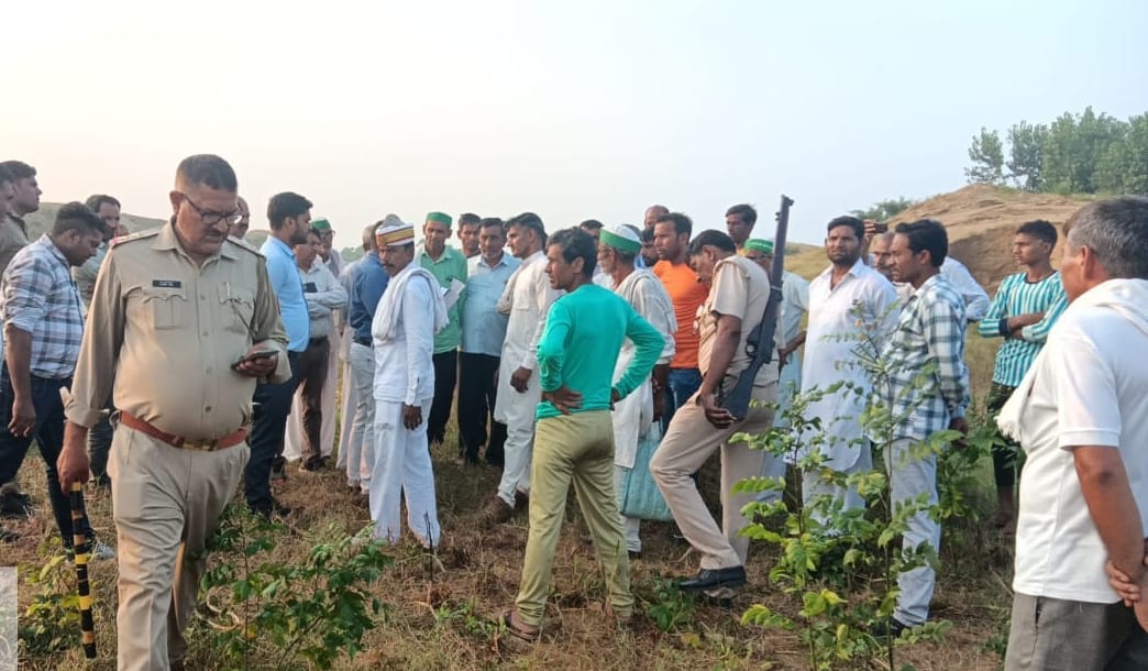 मध्य गंगा नहर के किलोमीटर 46 पर नहर की खुदाई के दौरान ग्रामीणों से वार्ता करते अधिकारी। मध्य गंगा नहर के किलोमीटर 46 पर नहर की खुदाई के दौरान ग्रामीणों से वार्ता करते अधिकारी।