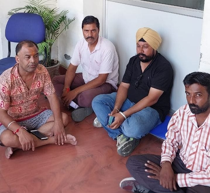 नगर निगम में धरने पर बैठे महेशपुरा के लोग। संवाद नगर निगम में धरने पर बैठे महेशपुरा के लोग। संवाद