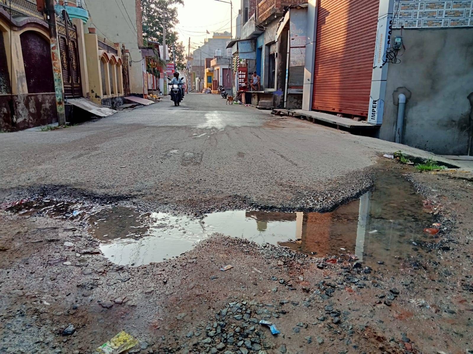 पक्का तालाब के पास लीकेज पाइप लाइन से सड़क पर बहता पानी। संवाद पक्का तालाब के पास लीकेज पाइप लाइन से सड़क पर बहता पानी। संवाद