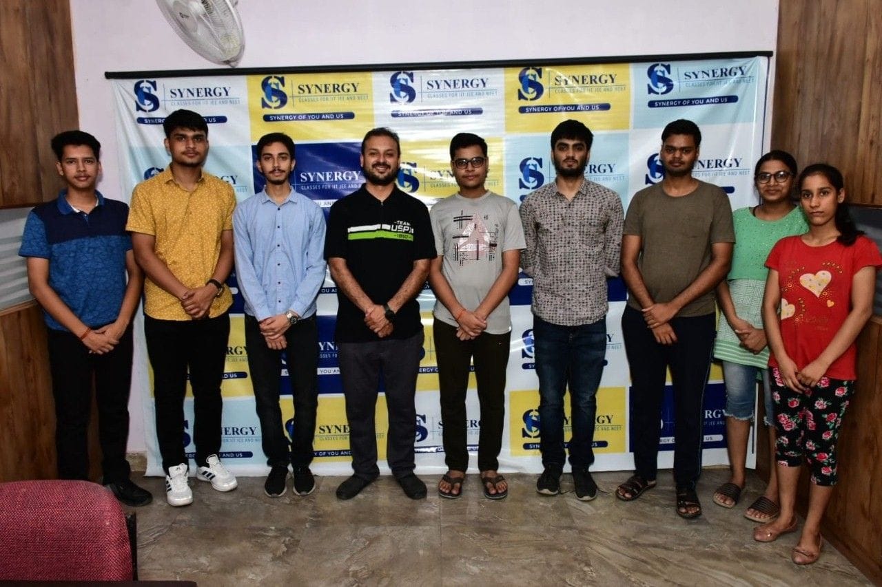 सिनर्जी क्लासेस में जेईई एडवांस में चयन होने पर खुशी मनाते बच्चे। सिनर्जी क्लासेस में जेईई एडवांस में चयन होने पर खुशी मनाते बच्चे।