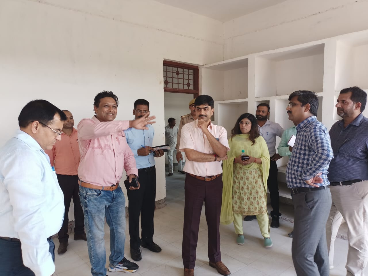 स्पोटर्स कालेज का निरीक्षण करते नोडल अधिकारी और डीएम स्पोटर्स कालेज का निरीक्षण करते नोडल अधिकारी और डीएम